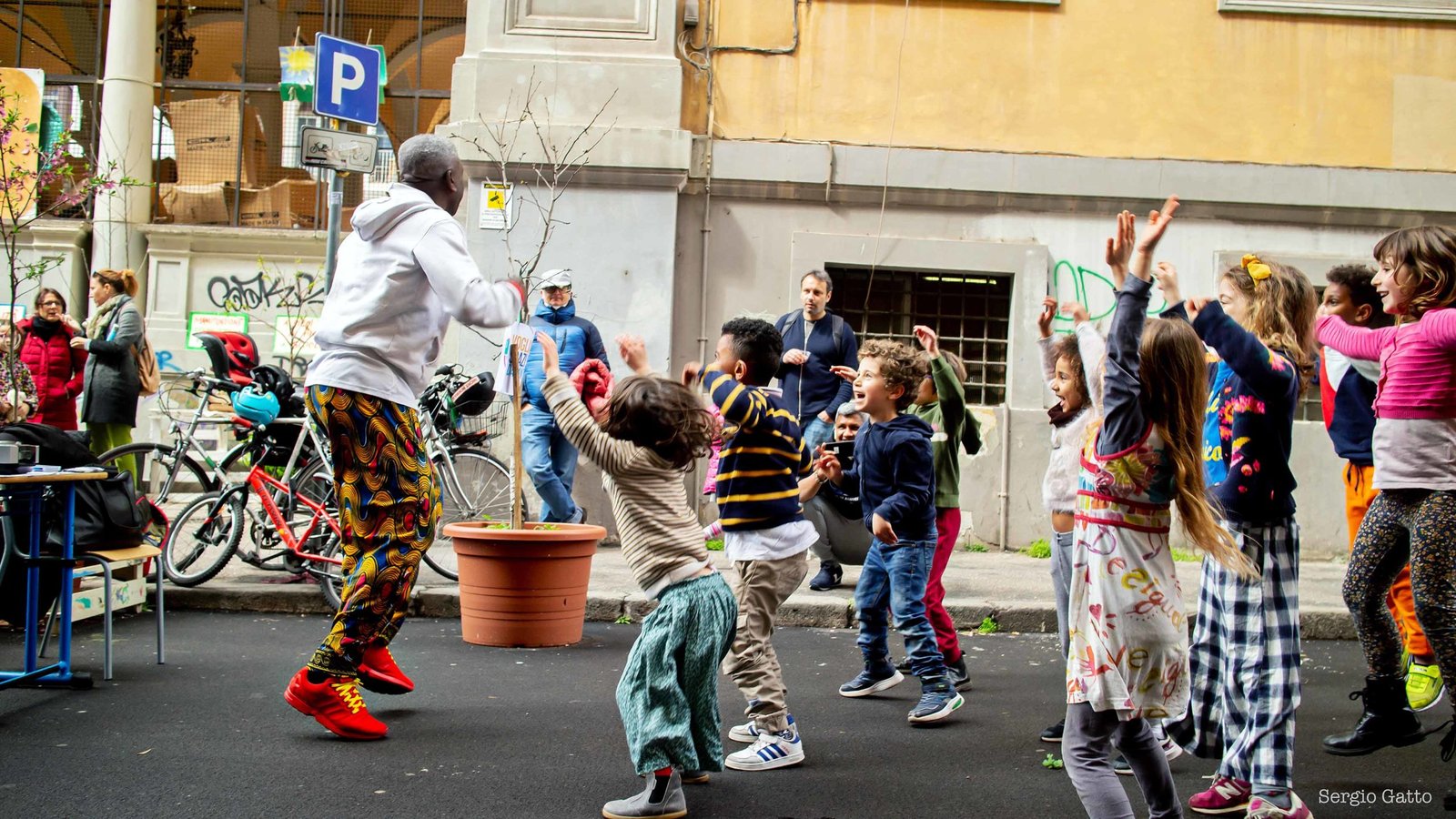 Migliaia di bambini e bambine in tutta Europa scendono in strada con girotondi e biciclettate per chiedere più strade scolastiche